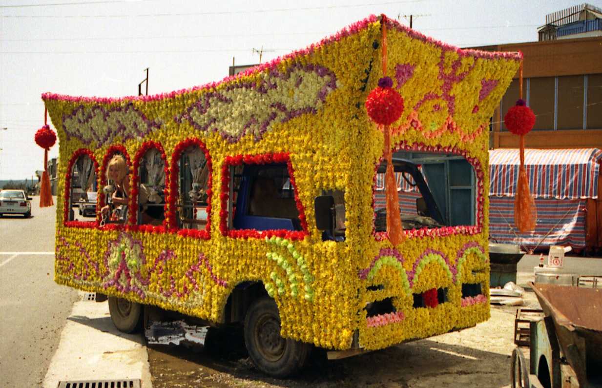 Tajwan - Bajecznie przystrojony karawan pogrzebowy.