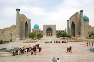 Chwila odpoczynku przed zespołem architektonicznym Registanu w Samarkandzie.