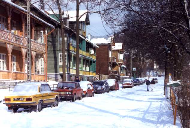 Przedwojenne drewniane pensjonaty w centrum Krynicy.