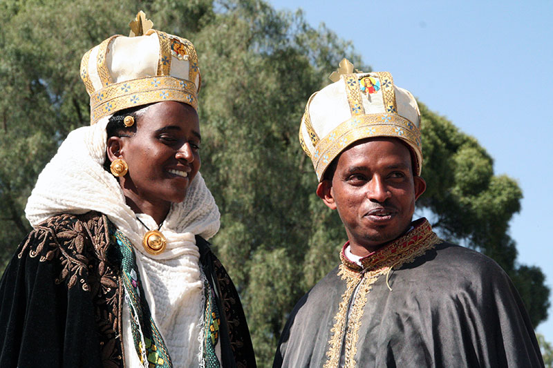 Młodzi w tradycyjnych strojach