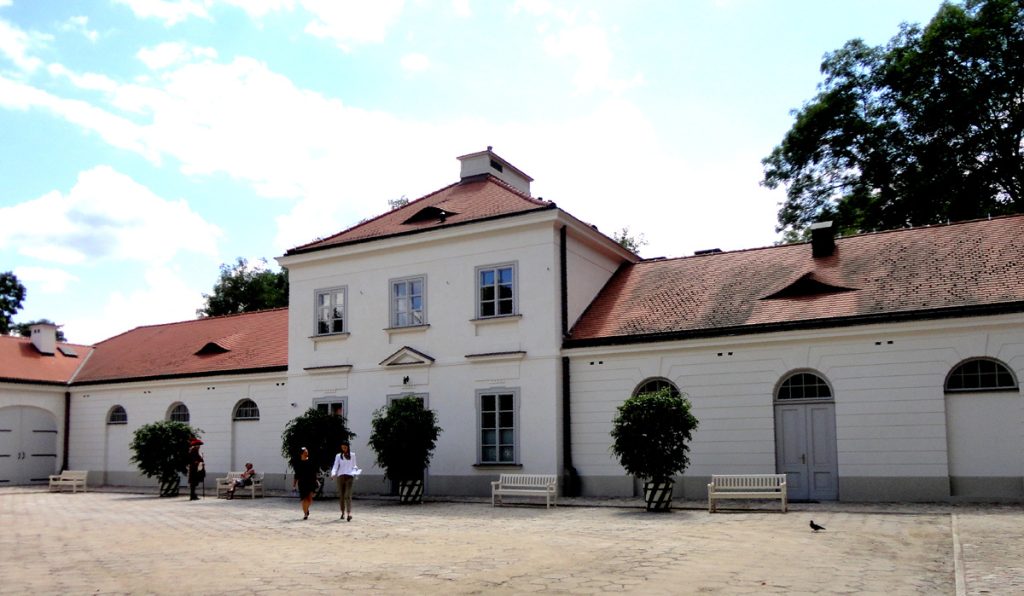 Widok Stajni Kubickiego w Lazienkach Krolewskich w Warszawie - fot. Cezary Rudziński