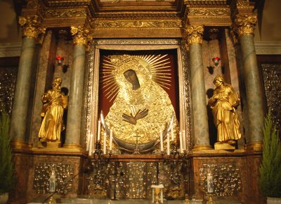 Obraz NMP Ostrobramskiej w ołtarzu w kaplicy na piętrze