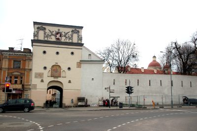 Ostra Brama i mury miejskie od strony zewnętrznej