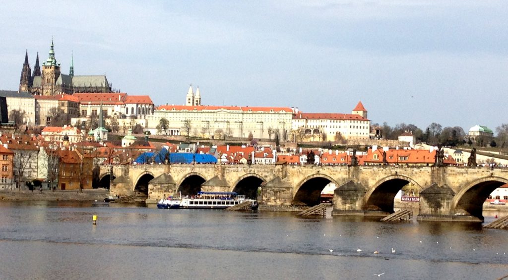 Panorama Pragi od strony Wełtawy: Most Karola, Zamek i katedra św. Wita