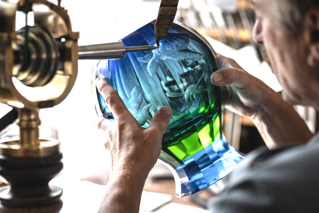 Szlifowanie kolorowego, krysztalowego wazonu przez czeskiego mistrza