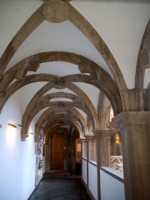 Gotyckie krużganki w Starym Ratuszu w Kolonii - fot. Cezary Rudziński