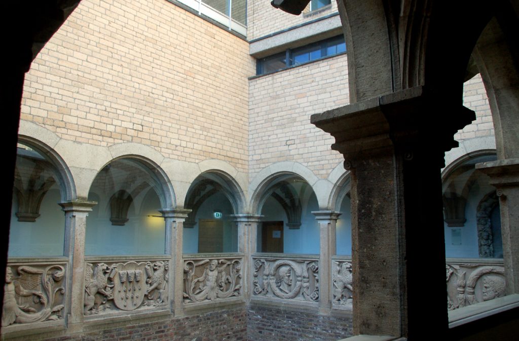 Zabytkowe, odbudowane po II Wojnie Światowej, krużganki na piętrze Starego Ratusza w Kolonii - fot. Cezary Rudziński