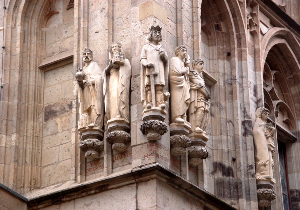 Fragment gotyckiej wieży Starego Ratusza w Kolonii, ozdobionego licznymi kamiennymi rzeźbami królów, książat oraz ludzi związanymi z miastem w przeszłości - fot. Cezary Rudziński