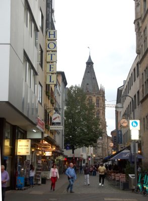 Staromiejska uliczka, w tle wieża ratusza w Kolonii - fot. Cezary Rudziński