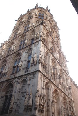 Gotycka wieża Starego Ratusza w Kolonii pokryta rzeźbami ludzi zasłużonych dla miasta - fot. Cezary Rudziński