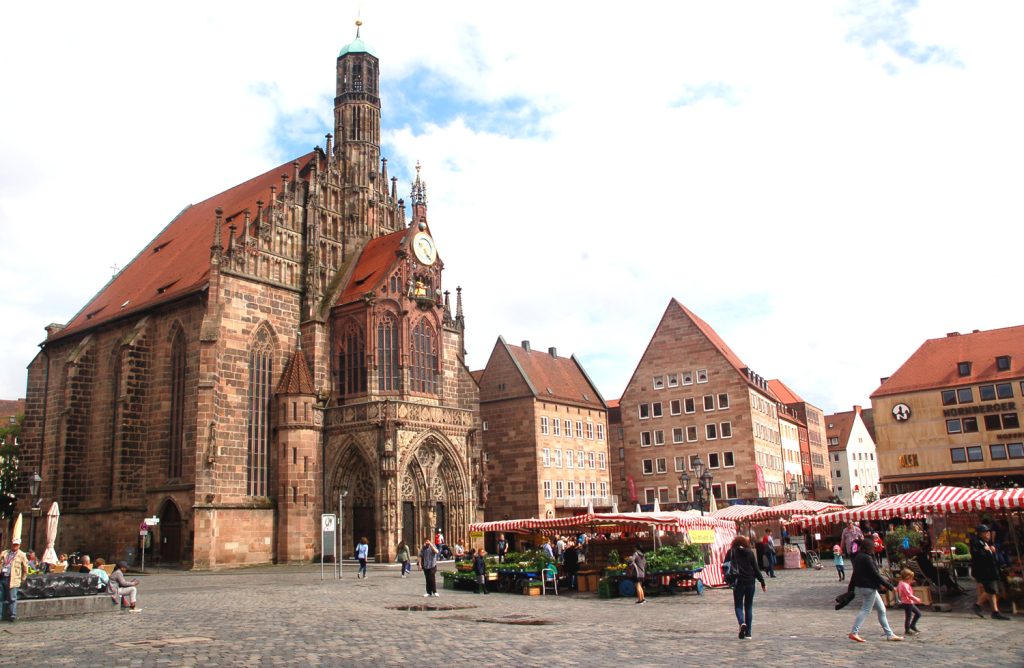 Norymberga. Rynek Główny, Kościół NMP i bazar.