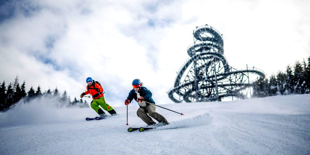 Narciarze na stoku w czeskim ośrodku Dolni Morava. 