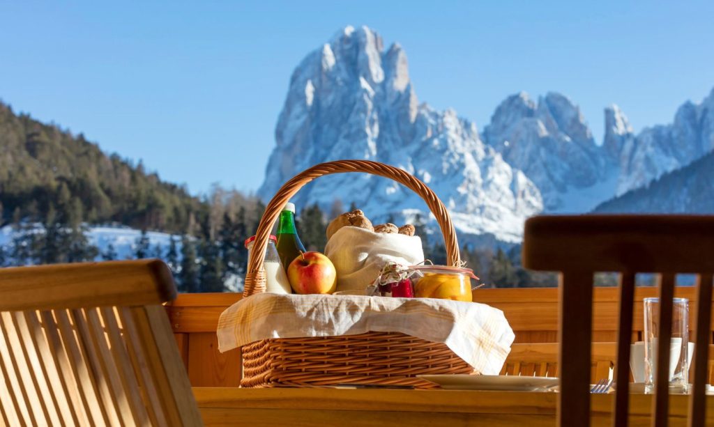 Agroturystyka w Południowym Tyrolu we Włoszech. Typowe płody rolne na tle gór.