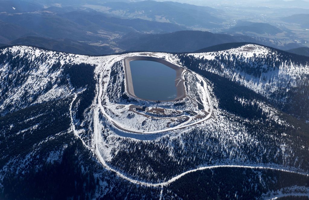 Widok z lotu ptaka w zimie na elektrownię Dlouhé Straně w Jesionikach  w Czechach
