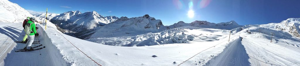 Panorama gór w okolicach Saas Fee w zimowej szacie