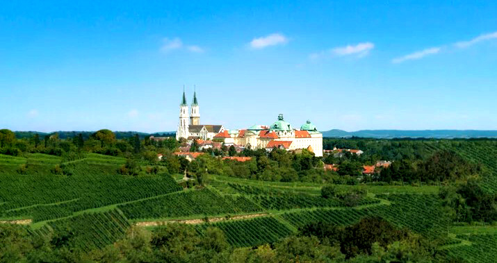 Widok kompleksu klasztornego na tle okolicznej zieleni.