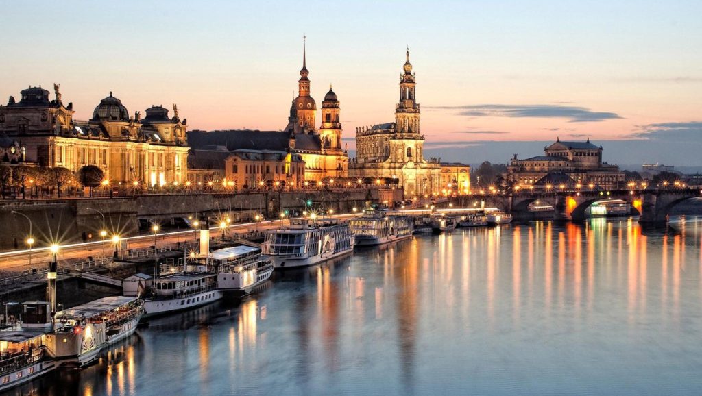 Panorama Starego Miasta w Dreźnie od strony Łaby - fot.Anja-Upmeler.jpg 