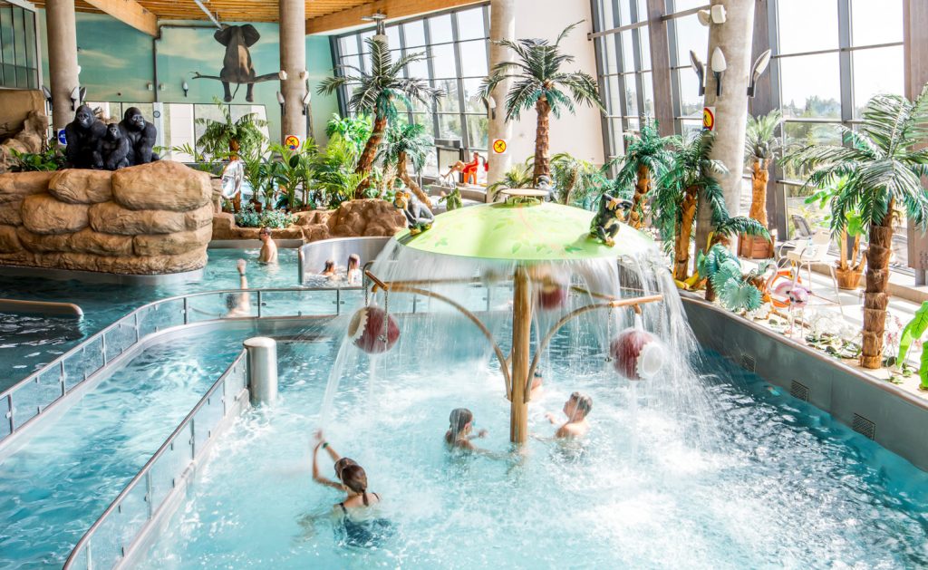 Termy w Tarnowie Podgórnym - kąpiący się w basenie w egzotycznej scenerii. Fot. Adam Ciereszko