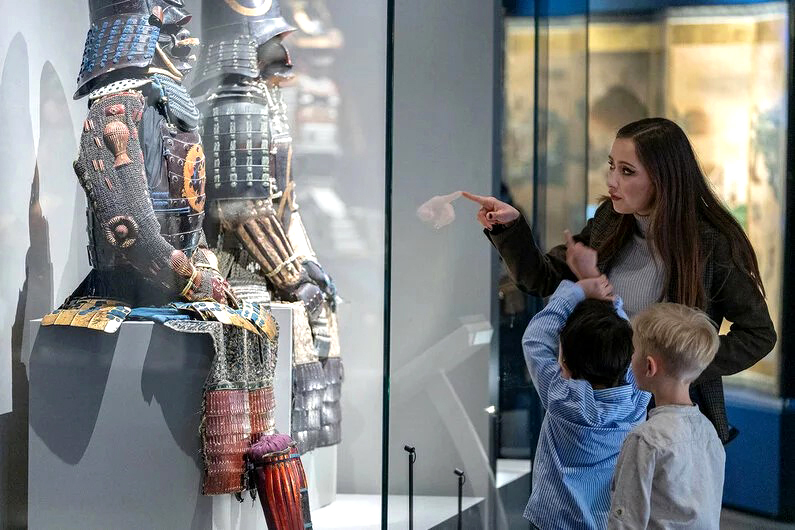 Zwiedzający przed eksponatami w Muzeum Samurajów w Berlinie