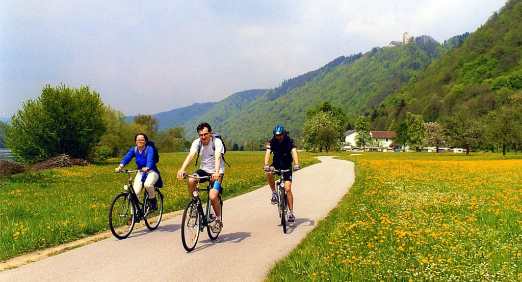 Austria kojarzy się przede wszystkim z szusowaniem na nartach po ośnieżonych alpejskich stokach i lodowcach, ale kraj ten to także wspaniałe miejsce letniego wypoczynku!Na konferencji prasowej w Warszawie Narodowe Biuro Promocji Austrii przedstawiło oficjalne hasło reklamowe nadchodzącego sezonu letniego. Lebensgefühl to w wolnym tłumaczeniu „radość życia”. Rekordowe lato W ubiegłym roku w sezonie letnim odnotowano 80,9 mln noclegów zagranicznych turystów, co jest najwyższym wynikiem od początku prowadzenia statystyk. „Jesteśmy optymistami przed nadchodzącym sezonem, ponieważ wyniki zimowe pierwszego kwartału też były wyższe niż w poprzednim roku” – powiedział Robert Gröblacher, szef Narodowego Biura Promocji Austrii w Warszawie. Austria oferuje wiele atrakcji dla rodzin, miłośników zwiedzania oraz aktywnego wypoczynku. W tym roku turyści mogą trafić na między innymi na następujące wydarzenia: 18 lipca – 31 sierpnia w Salzburgu, mieście Mozarta odbędzie się Festiwal Salzburski, należący - do najważniejszych festiwali sztuk widowiskowych na świecie, kiedy “całe miasto jest sceną”. 1 września w Kaprun – Zell am See startuje Ironman a od 5 do 22 września: odbędą się Dni Kuchni Alpejsko – Adriatyckiej w Karyntii. Austria latem to nie tylko wspaniałe Alpy, ale także piękne kościoły i klasztory, rozległe place i wspaniałe pałace i zamki oraz ciekawe wydarzenia kulturalne. Salzburg to jedno z najpiękniejszych barokowych miast świata. Wybitna architektura sięga czasów wielowiekowego panowania książąt arcybiskupów. Bogactwa zgromadzone dzięki soli, rudom metali i kamieniom szlachetnym zamienili oni we wspaniałą architekturę i tak zapoczątkowali przemianę zwykłego miasta w miasto muzyki, sztuki i kultury. w Salzburgu spacer tematyczny „Miejskie wędrówki: Mozart“ poprowadzi was do najważniejszych miejsc związanych z jego życiem i dorobkiem tego genialnego muzyka. Schladming-Dachstein, gdzie góry i doliny malują fantastyczną scenerię, to doskonała arena dla aktywności w plenerze, wędrówek i chwil odprężenia w otoczeniu przyrody. W Styrii, zielonym sercu Austrii, lato oferuje mnogość atrakcji, pośród majestatycznych szczytów gór. Rozległa sieć szlaków pieszych i tras rowerowych prowadzi do turystycznych perełek regionu a liczne schroniska i restauracje kuszą chwilą odpoczynku i zachęcają do zapoznania się z niepowtarzalną styryjską kuchnią. Schladming-Dachstein, gdzie znajduje się 300 górskich jezior, 100 wodospadów i rozliczne źródła, należy do najbogatszych w wodę regionów Austrii, dlatego bywa też zwany „doliną tysiąca źródeł”. W Karyntii gdzie można cieszyć się jednocześnie zaletami miasta Klagenfurtu i malowniczego jeziora Wörthersee, znajdziemy mnóstwo ścieżek rowerowych wzdłuż rzek i jezior. Po zwiedzeniu renesansowego centrum miasta o południowym charakterze można wybrać się na wycieczkę najsłynniejszą ścieżką rowerową na południu Austrii Drauradweg wzdłuż rzeki Drawy. Nawiasem mówiąc, urlopowicze nie muszą koniecznie zabierać ze sobą własnego roweru, ponieważ ogólnodostępna sieć wypożyczalni rowerów nextbike oferuje rowery przez całą dobę za pośrednictwem aplikacji, infolinii lub BikeComputer na prawie 50 stacjach z 270 rowerami. Großglockner Hochalpenstraße uchodzi za jedną z najpiękniejszych tras widokowych na świecie! Na odcinku 48 km prowadzi w sam środek Parku Narodowego Wysokich Taurów aż na najwyższą górę Austrii – Großglockner. Z góry Edelweiß-Spitze (2571 m n.p.m.),roztacza się zapierający dech w piersiach widok na 30 trzytysięczników. Podczas wycieczki na Großglockner Hochalpenstraße przy odrobinie szczęścia będzie można zobaczyć „high five”, czyli: koziorożca, orła przedniego, świstaka, motyla niepylaka apollo i trzmiela alpejskiego. Jest to pięć fantastycznych zwierząt, które żyją na wysokogórskich terenach rozciągających się wzdłuż Großglockner Hochalpenstraße. Nawet podczas krótkich wycieczek można zaobserwować świstaki, niekiedy też kozice, koziorożce czy orły. Wędrówki po parkach narodowych Austrii Jedną z atrakcji austriackiego lata są wycieczki tematyczne. po chronionych obszarach naturalnych Parków Narodowych www.nationalparksaustria.at Austria ma na swoim obszarze sześć parków narodowych: Park Narodowy Jezioro Nezyderskie - Seewinkel i Park Narodowy Łęgów Naddunajskich na wschodzie kraju, Park Narodowy Doliny Dyi na północy Dolnej Austrii oraz górzyste parki narodowe Gesäuse, Alp Wapiennych i Wysokich Taurów. Zrównoważony rozwój austriackiej turystyki. Turystyka w Austrii wcześnie zaczęła swą transformację w kierunku zrównoważonego rozwoju. Przykładem jest coraz powszechniejsze używanie regionalnych produktów w gastronomii czy atrakcyjne oferty zrównoważonej mobilności. A w austriackich ośrodkach narciarskich 90% energii potrzebnej do zasilania systemów sztucznego naśnieżania, które zapewniają jak najlepsze warunki narciarskie, pochodzi z odnawialnych źródeł. W porównaniu do innych krajów świata w dziedzinie zrównoważonej turystyki Austria zajmuje czołowe pozycje. W rankingu najbardziej ekologicznych krajów turystycznych - Sustainable Travel Index opracowanym przez Euromonitor – Austria znacząco awansowała i zajmuje obecnie trzecie miejsce na świecie - spośród 99 badanych krajów. Zdjęcia: fot Grzegorz Micuła i materiały prasowe Austria. Rowerzyści na szlaku nad Dunajem 