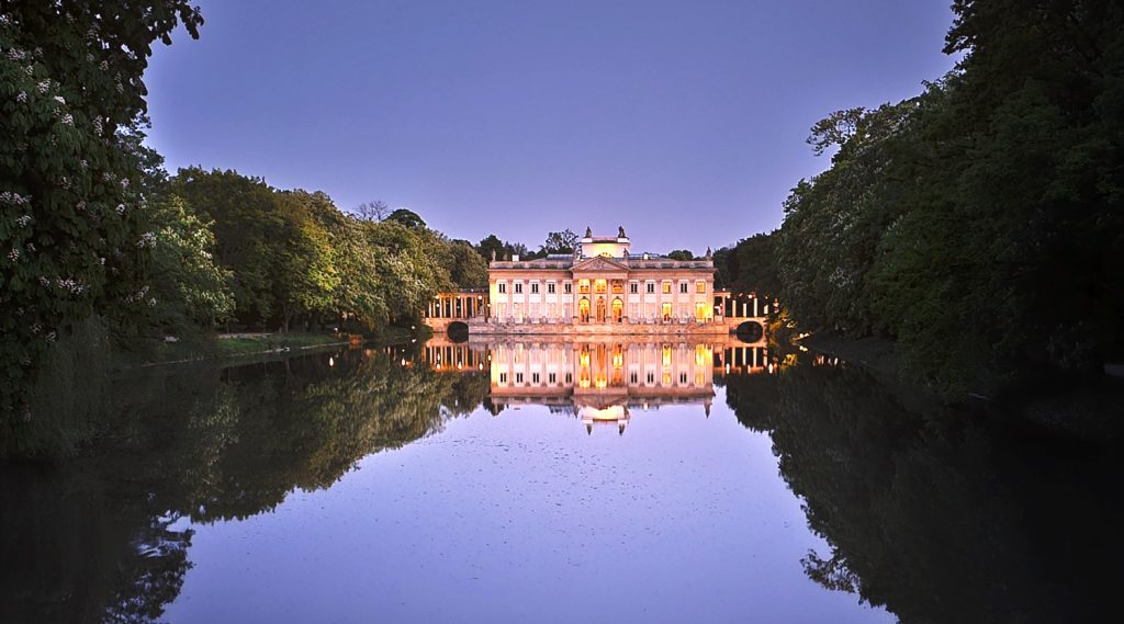 Pałac Łazienkowski w nocnym oświetleniu od strony kanału.