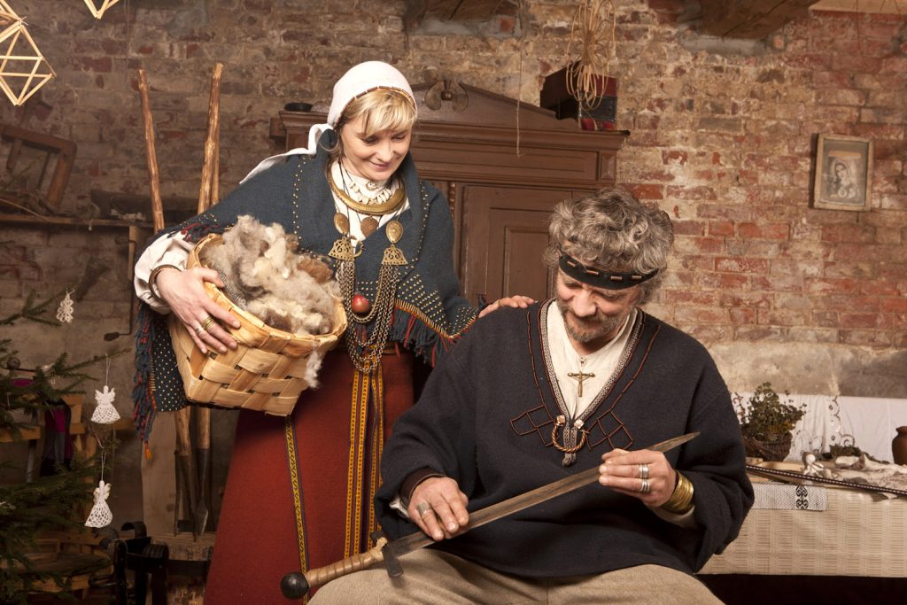 Ludza, Centrum Rzemiosła. Artyści w tradycyjnych strojach.