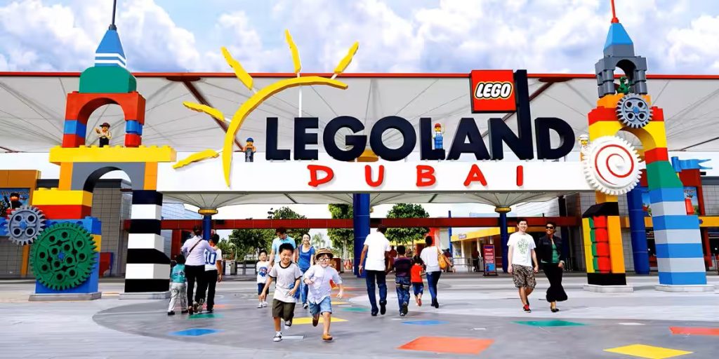 Dubaj. Dzieci przed wejściem do Legolandu
