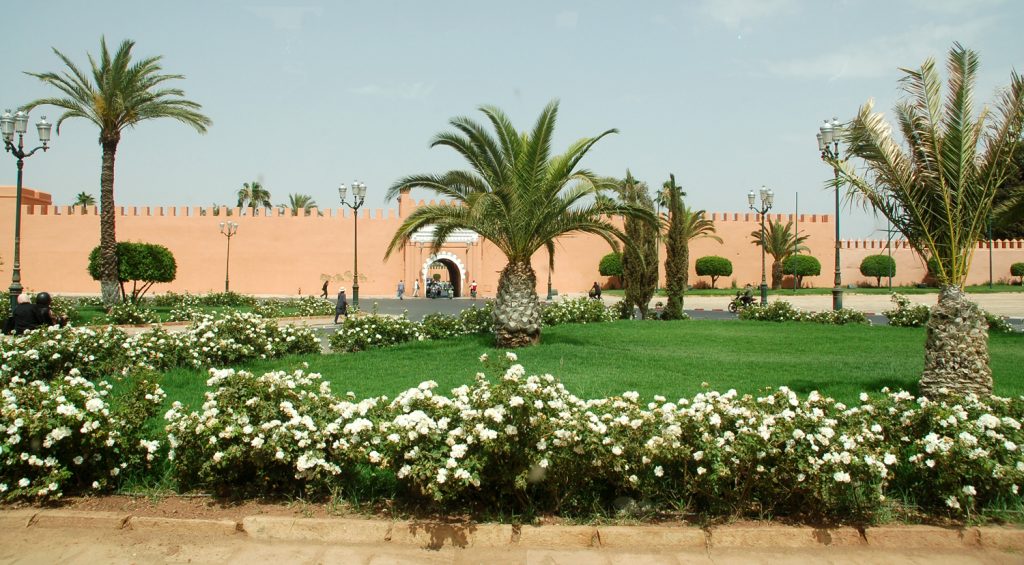 Marrakesz. Średniowieczne mury mediny - Starego Miasta widziane od strony nowoczesnej, szerokiej arterii nowego.