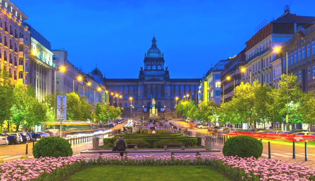 Praga, Plac Wacława w nocy. W tel gmach Muzeum Narodowego.