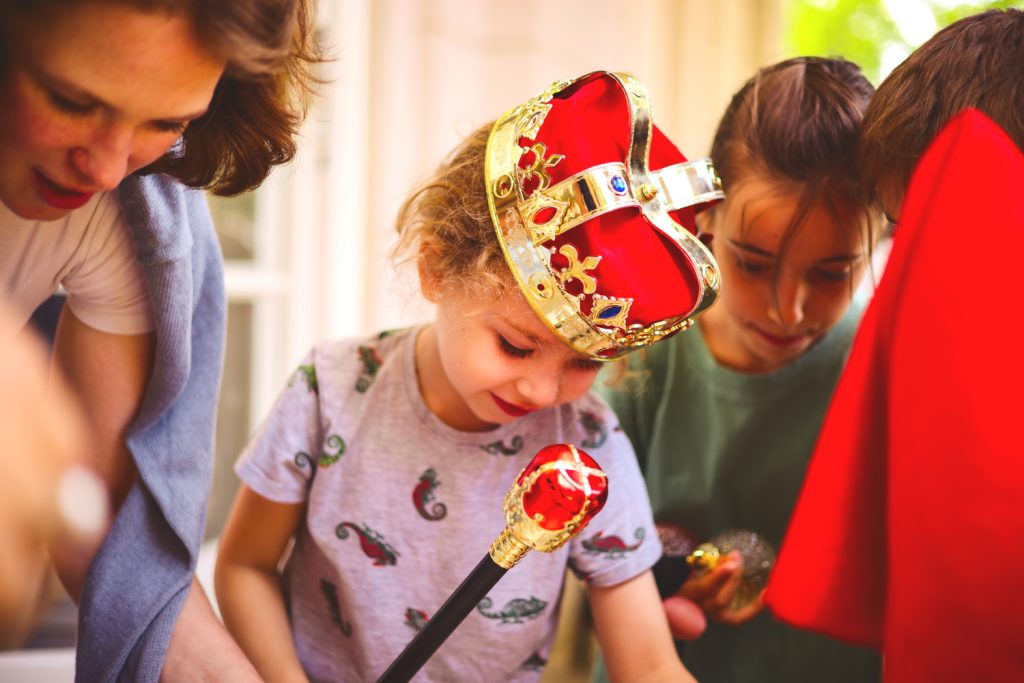 Dziewczynka w koronie. Lato w Łazienkach Królewskich w Warszawie