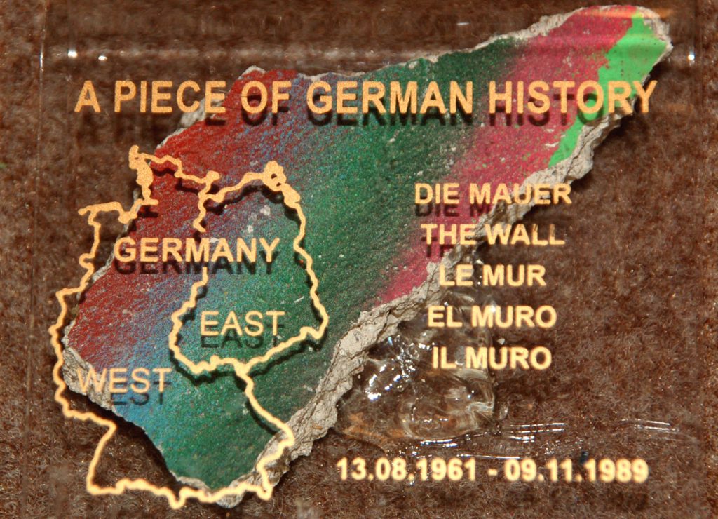 Oprawiony i opisany fragment zburzonego Muru Berlińskiego. Fot. Cezary Rudziński