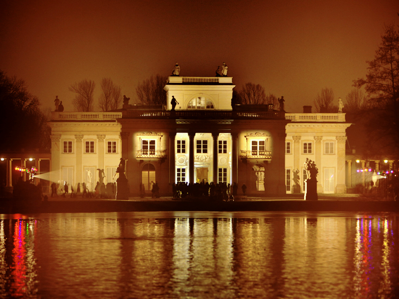 Pałac Łazienkowski w nocnym oświetleniu.