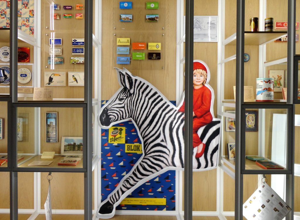 Muzeum Czekolady w Warszawie. Fragment ekspozycji opakowań