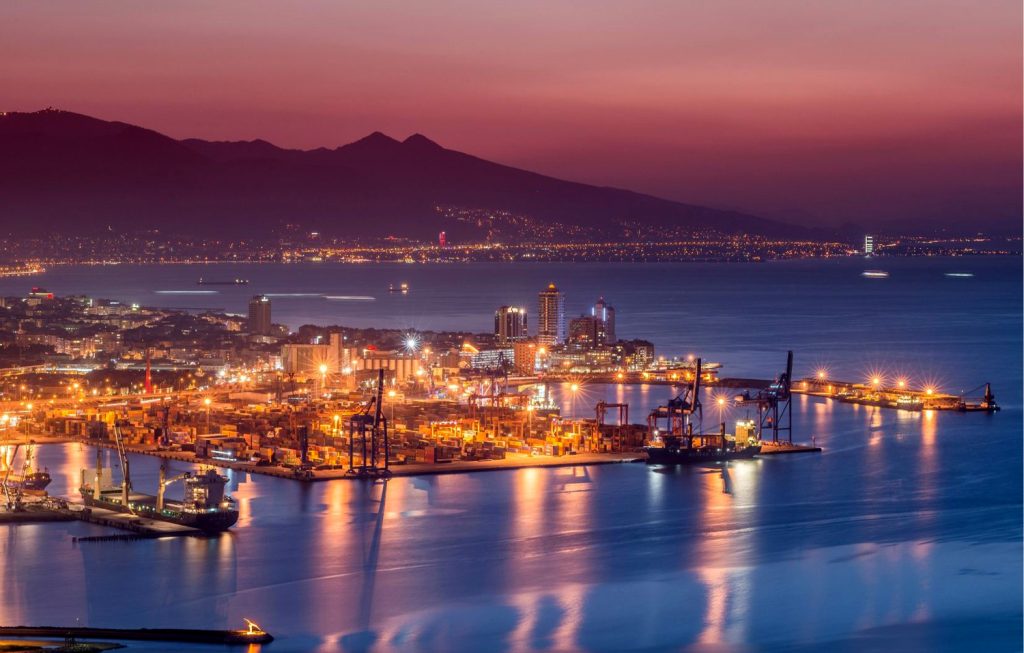 Izmir w nocy z lotu ptaka
