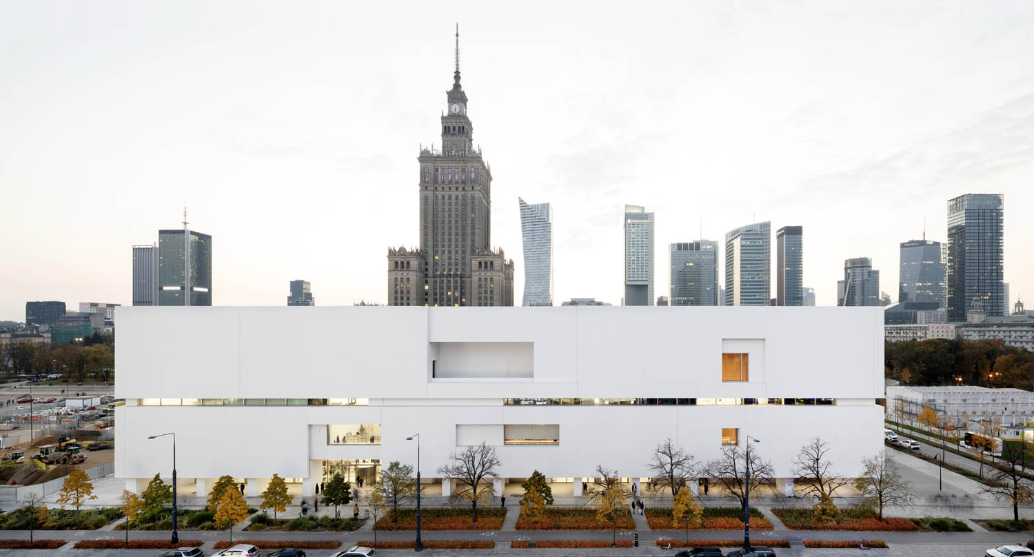 Nowy budynek Muzeum Sztuki Nowoczesnej. W tle Pałac Kultury i Nauki oraz wieżowce centrum Warszawy.