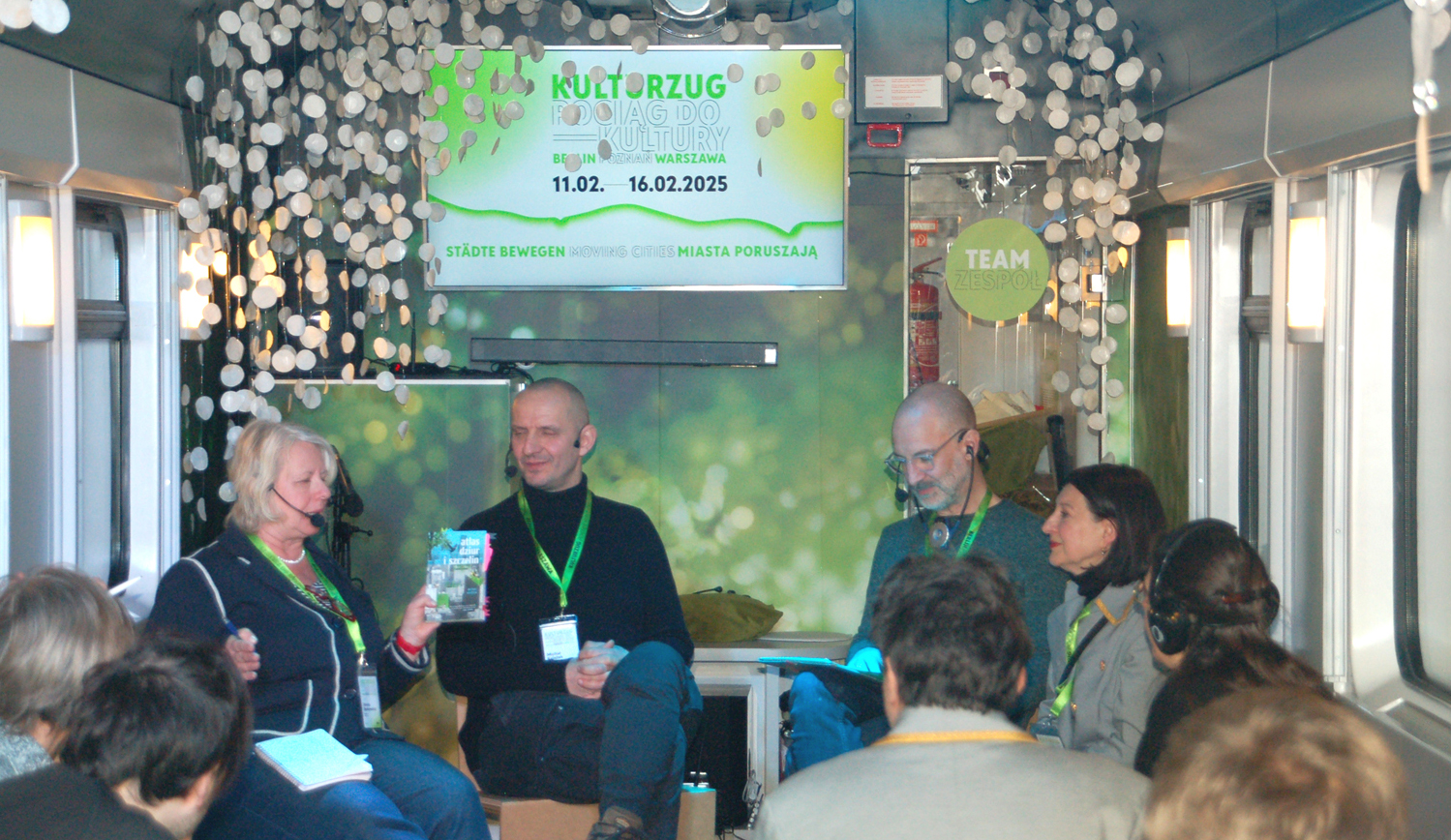 Prelekcja w "zielonym wagonie" - fot. Cezary Rudziński