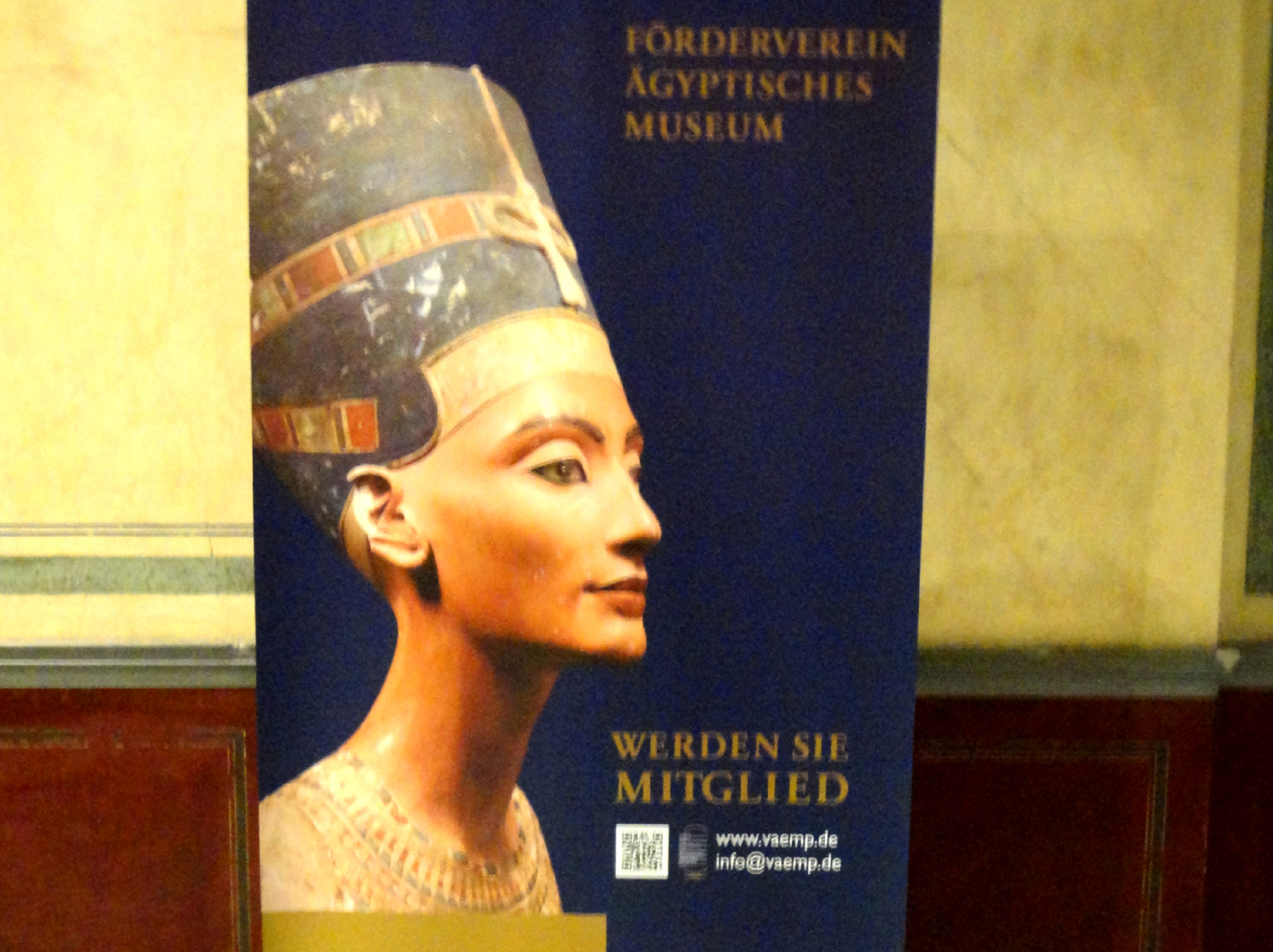 Popiersie królowej Nefretete. Plakat poglądowy w muzeum. Fot. Cezary Rudziński