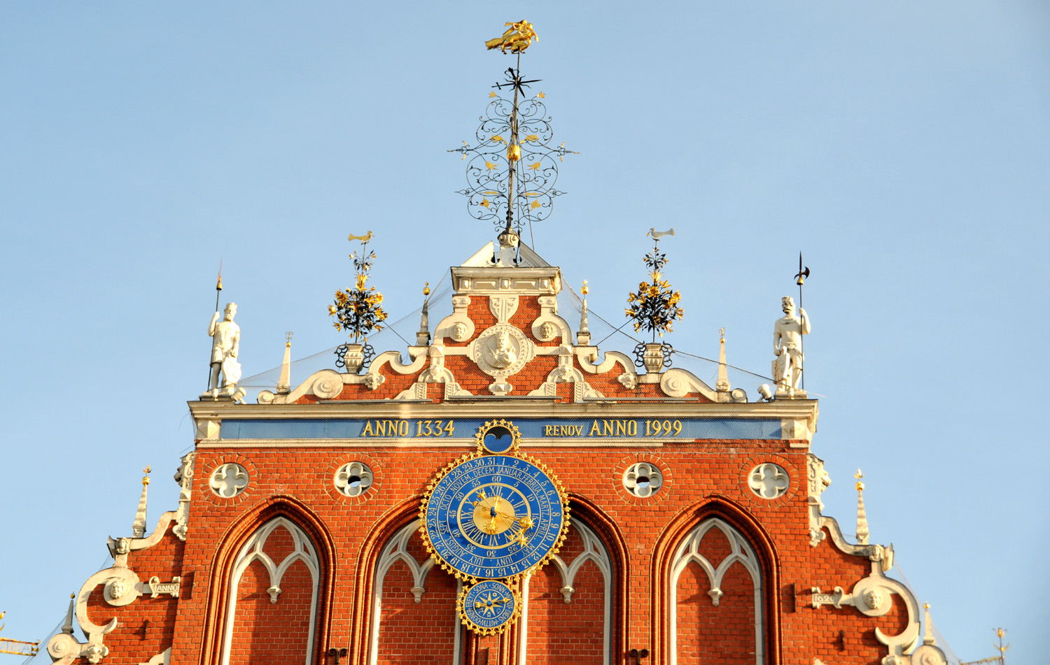 Ryga. Szczyt frontonu Domu Bractwa Czarnogłowych. Fot. Cezary Rudziński