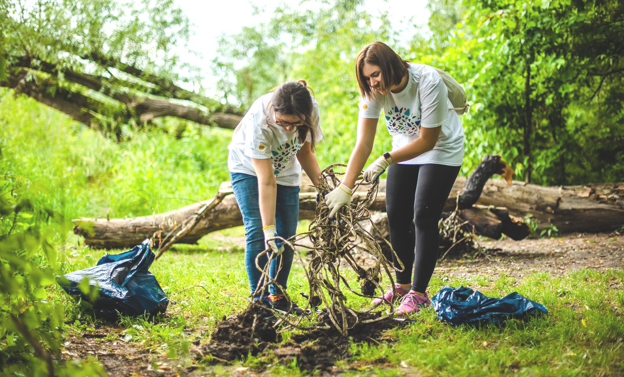 Operacja Czysta Rzeka - zdjęcie poglądowe, zbieranie śmieci.