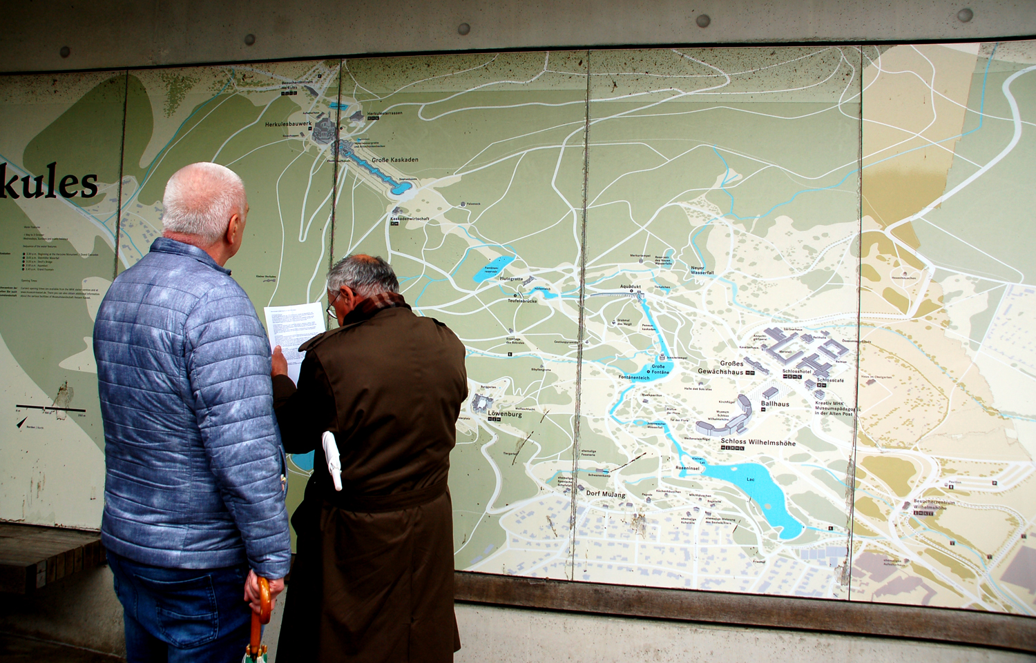 Kassel, Gry Wodne. Turyści przed ich mapą. Fot. Cezary Rudziński