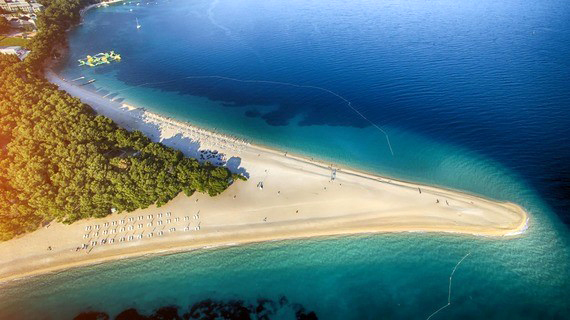 Plaża Zlatni Rat na wyspie Brač © CNTB Ivo Biočina
