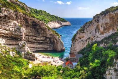 Plaża Stiniva na wyspie Vis © CNTB Aleksandar Gospić