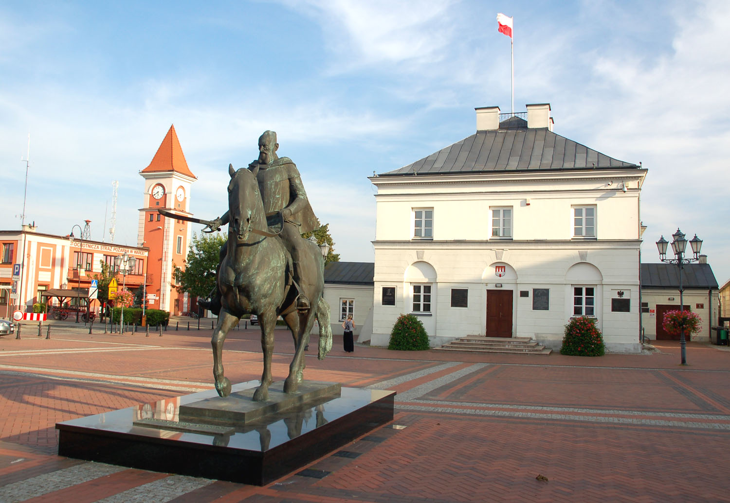 Warka, Rynek. Na pierwszym planie pomnik Stefana Czarnieckiego. Fot. Cezary Rudziński