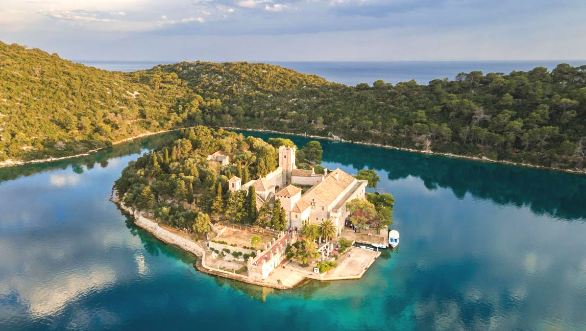 Wyspa św. Marii na Wielkim jeziorze Mljet. Fot. CNBT