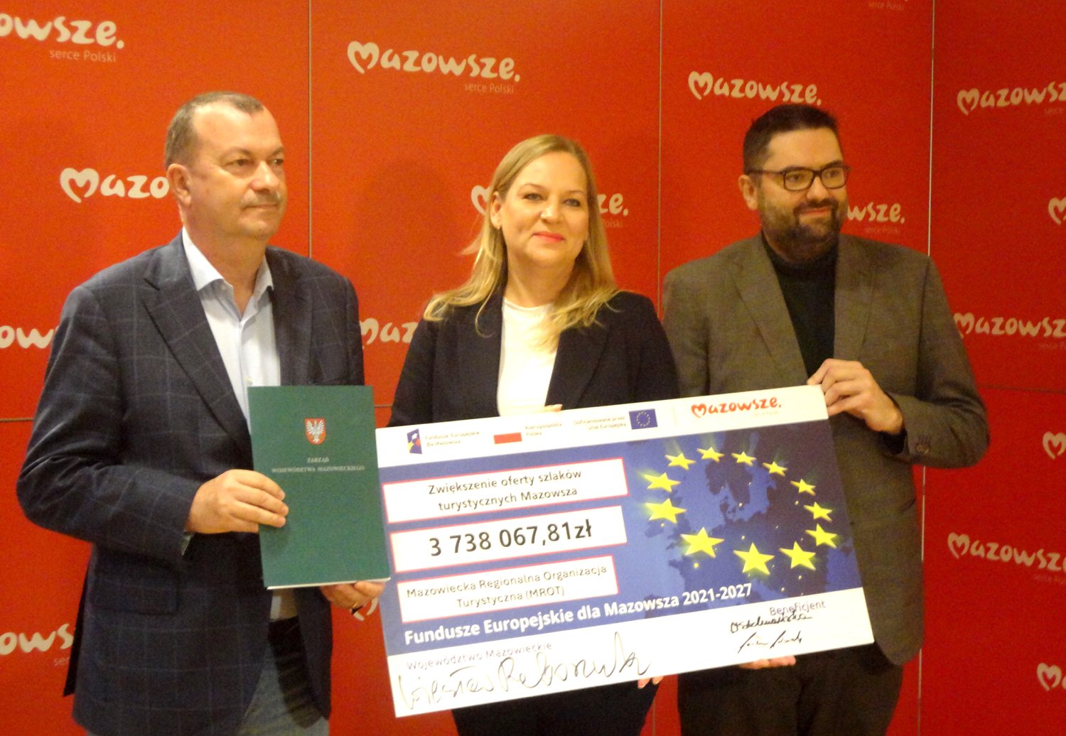 Sygnatariusze umowy z podpisanym czekiem. Fot. Cezary Rudziński