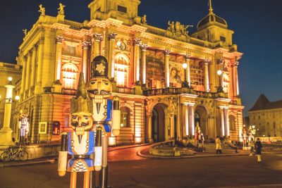 Dekoracje-swiateczne-przed-Chorwackim-Teatrem-Narodowym-w-Zagrzebiu-©Wspolnota-Turystyczna-Miasta-Zagrzeb-Julien-Duval.