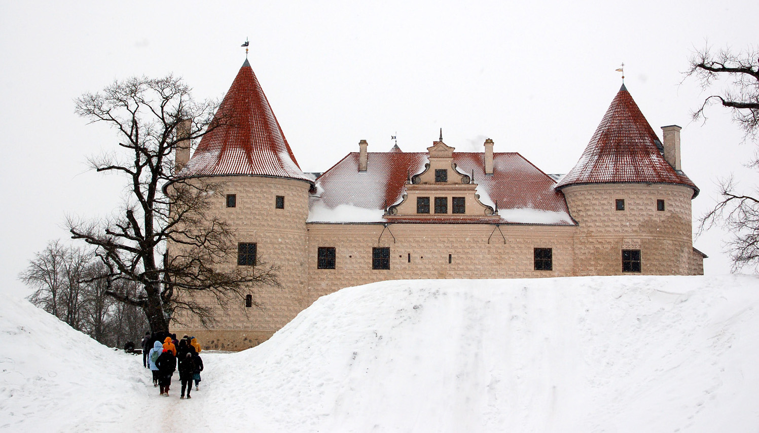 Zamek w Bowsku (Bauska) w zimowej szacie. Fot. Cezary Rudziński