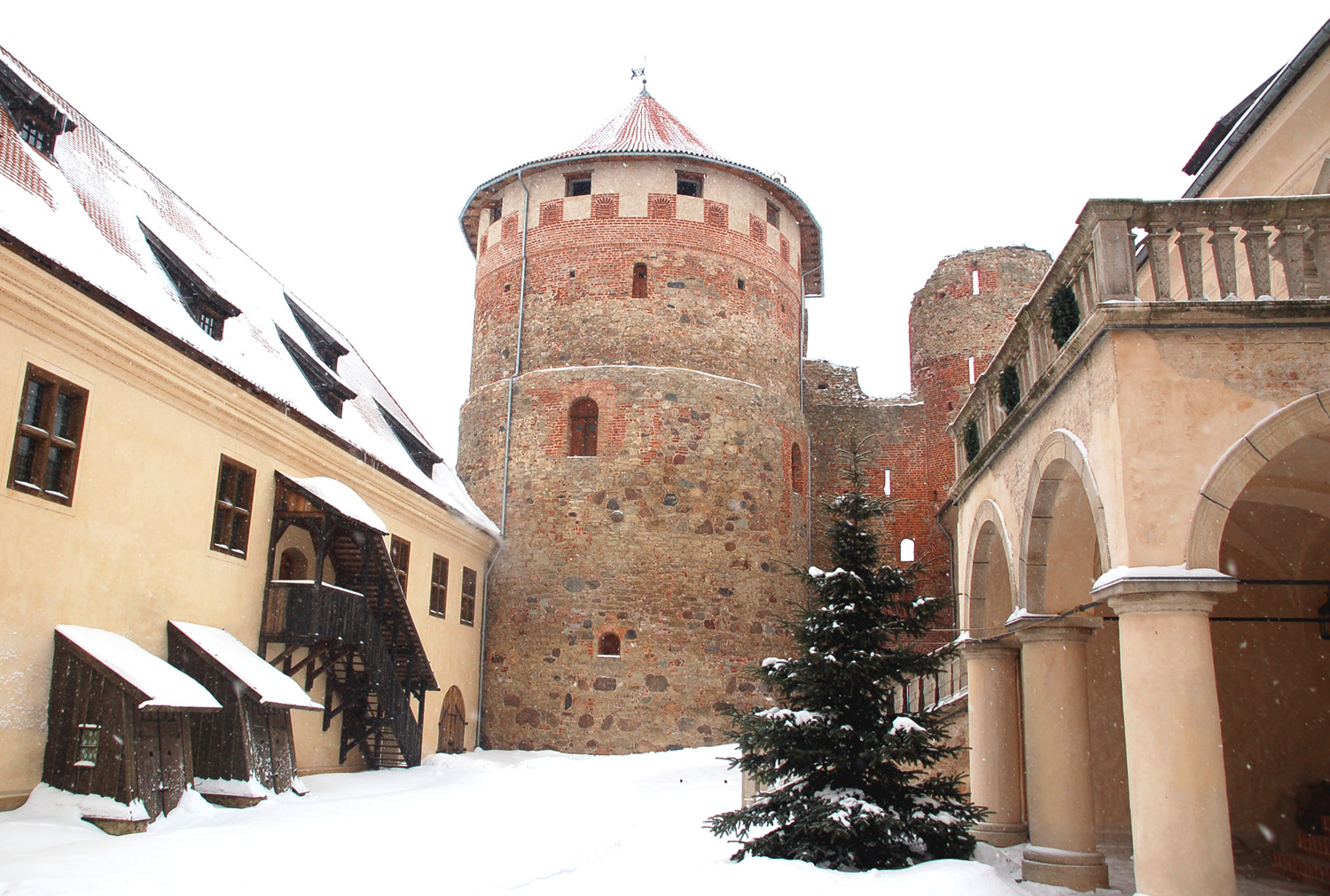 Bausk, dziedziniec zamku. Fot. Cezary Rudziński