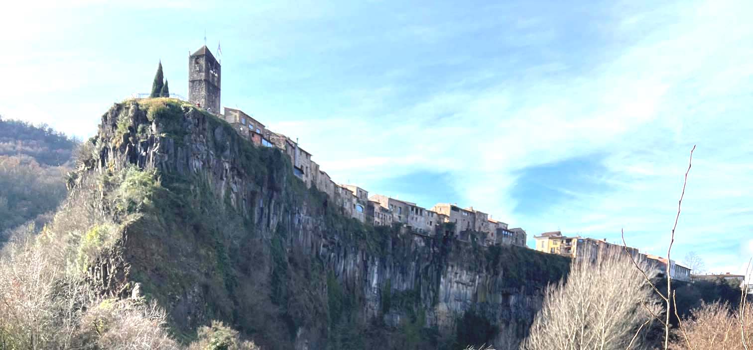 Castellofollit widziane od podnóża klifu. Fot. Natalia Ilyina